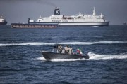 霍尔木兹海峡“反复开关”，航运公司“不敢动”