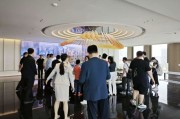 广州楼市“穗八条”落地：售楼处再现排队看房，二手房已连续两个月网签破万套
