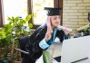 报告：应届大学毕业生对起薪预期高估近2.4万美元