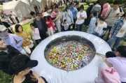 金融街嘉年华“筷乐大作战”，30秒夹多少领多少