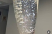 农夫山泉矿泉水放久了出现白色絮状物？客服回应：为矿物质成分析出