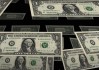 美国人对经济的信心跌入历史冰点，悲观弥漫却依旧消费