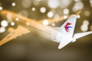 东航回应MU5128航班起火事件：旅客掉落手机受挤压冒烟起燃