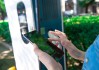 系统升级后续航从500公里变300公里？一文揭秘新能源车“锁电”真相