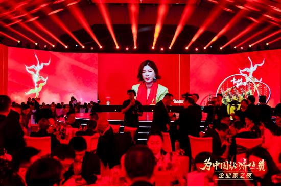 陈景河现场落泪，卢迈呼吁关注农村养育，韩璧丞展示仿生手抓哑铃……上百位企业家共话中国经济新动能