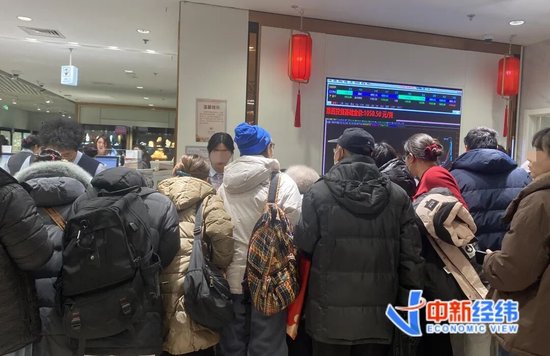 近200人排队，有人一次性卖出200万元金条，也有人计划一次性买入450克黄金！