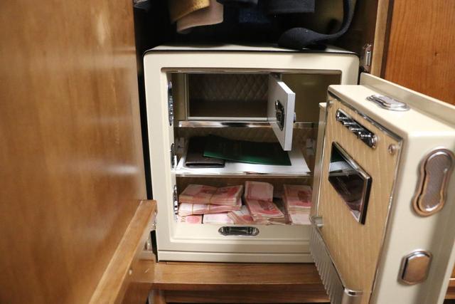 女子家中黄金手镯和数十万元现金被偷，发微信求闺蜜安慰，警方：就是闺蜜干的