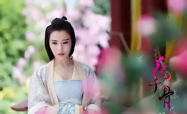 《花千骨》女演员自曝13年前买金银后遗忘，开箱取出500克白银和100克黄金：金条赚了“小十万”