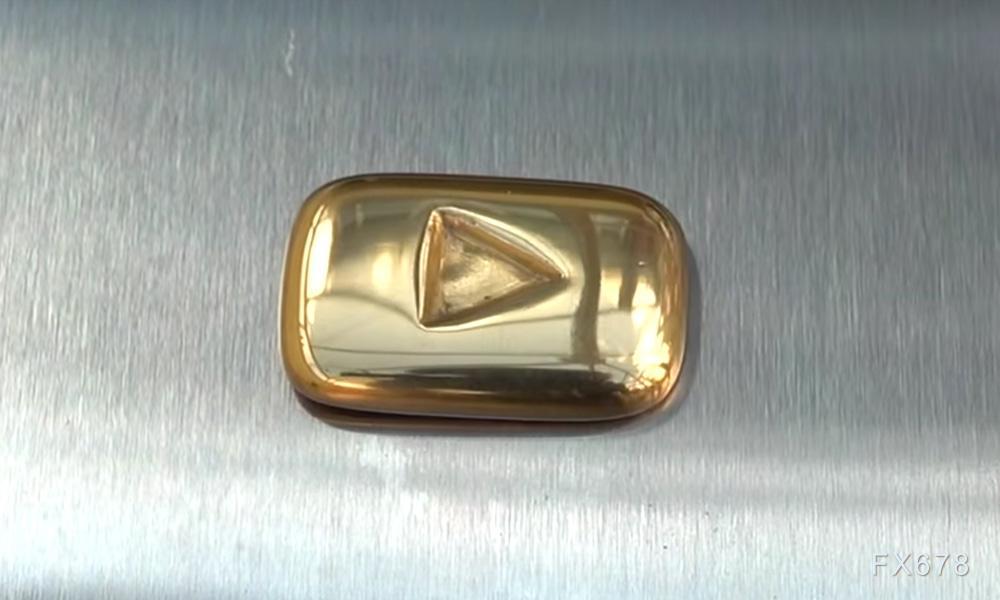 美国数据“繁荣”VS烈火烹油的债务,黄金牛市新燃料来了?