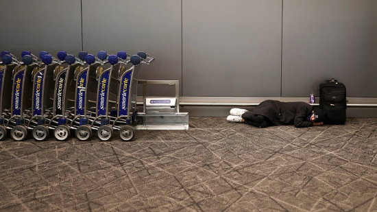 暴风雪重创美国东海岸机场,数千架航班取消