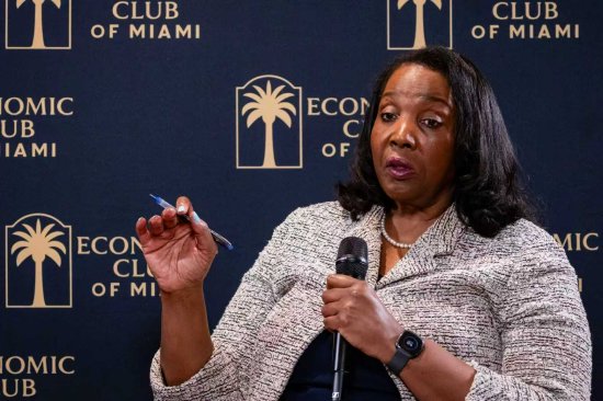 美联储理事库克称央行可能无法应对人工智能引发的失业