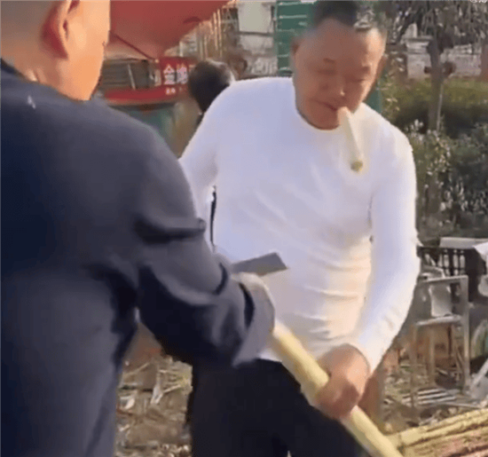 于东来退休后现身老家街头,边吃边叫卖甘蔗,账号改名“傻坏蛋于东来”