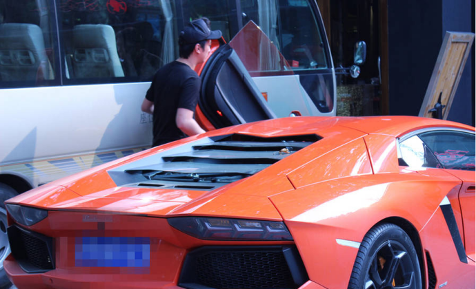 父亲身家超过李嘉诚,他不爱美女爱丑女,继承60亿家产坐地铁上班