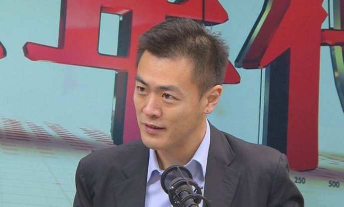 父亲身家超过李嘉诚,他不爱美女爱丑女,继承60亿家产坐地铁上班