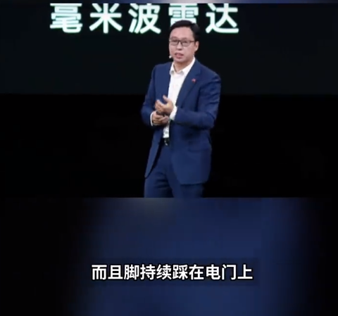 华为靳玉志回应安徽浓雾路段事故：辅助驾驶已降速，车主又持续踩电门