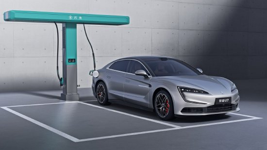 仰望2026款旗舰矩阵联袂上市，重塑高端出行体验  续航、操控、舒适全面进阶，仰望2026款旗舰车型重磅上市