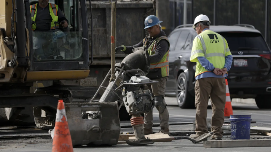 美国2月非农就业人数意外减少9.2万人，失业率升至4.4%