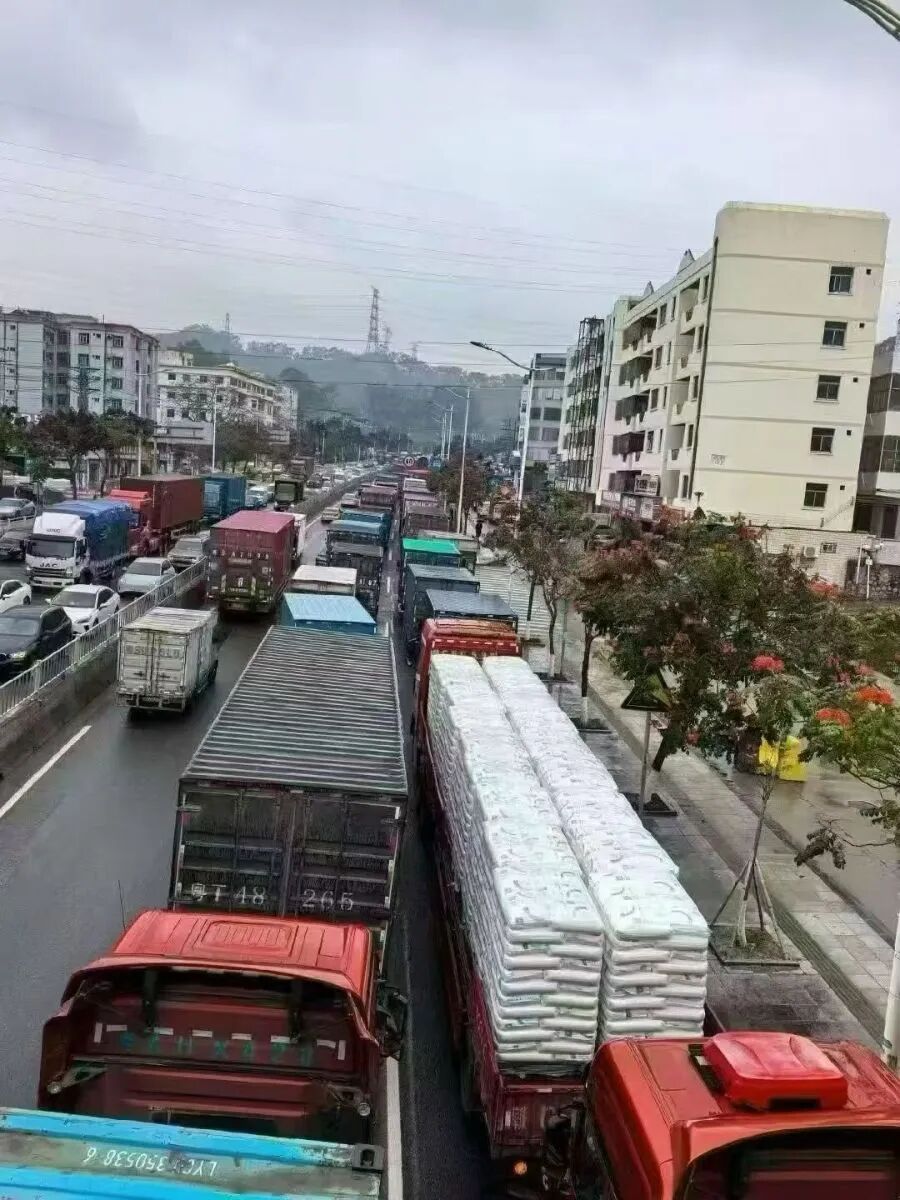 原材料一周涨价40%，仓库爆仓，周边大堵车！直击中东战火下的东莞塑料市场