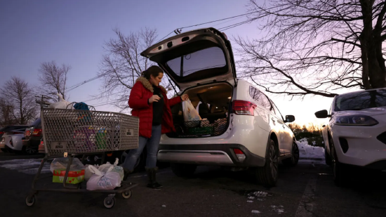 美国汽油价创21个月新高，零工群体在加油站感受切肤之痛