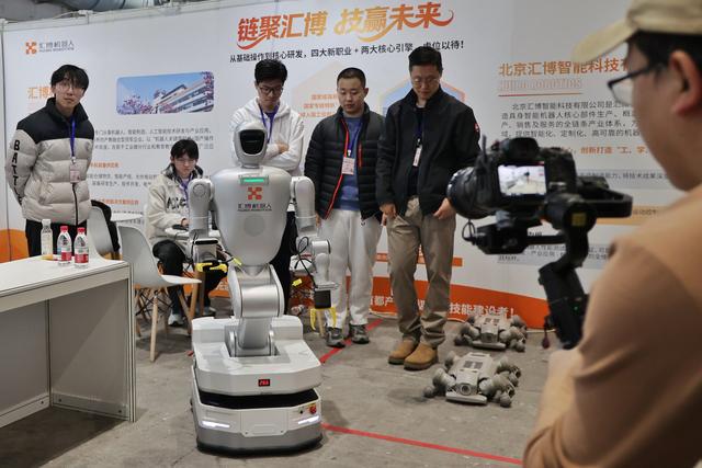 1万多人参加节后首场大型招聘会，七成岗位属于“高新技术”