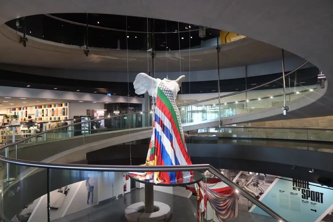 大批富豪撤离！迪拜楼市崩盘，香港意外回春