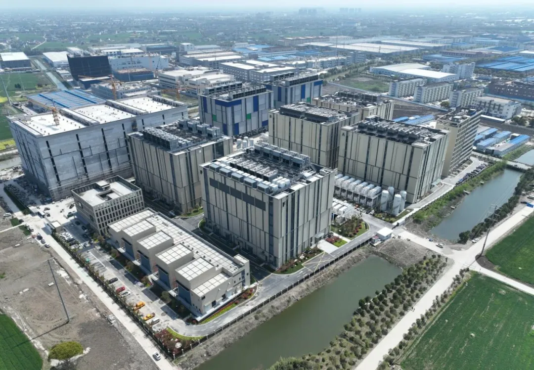 福州老板提大单，拨100多亿赶建机房