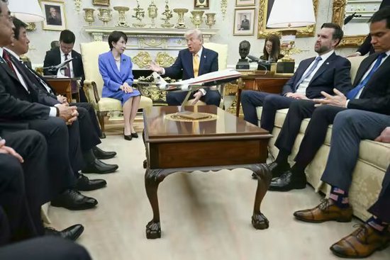 全世界都被特朗普逗笑了，除了高市早苗