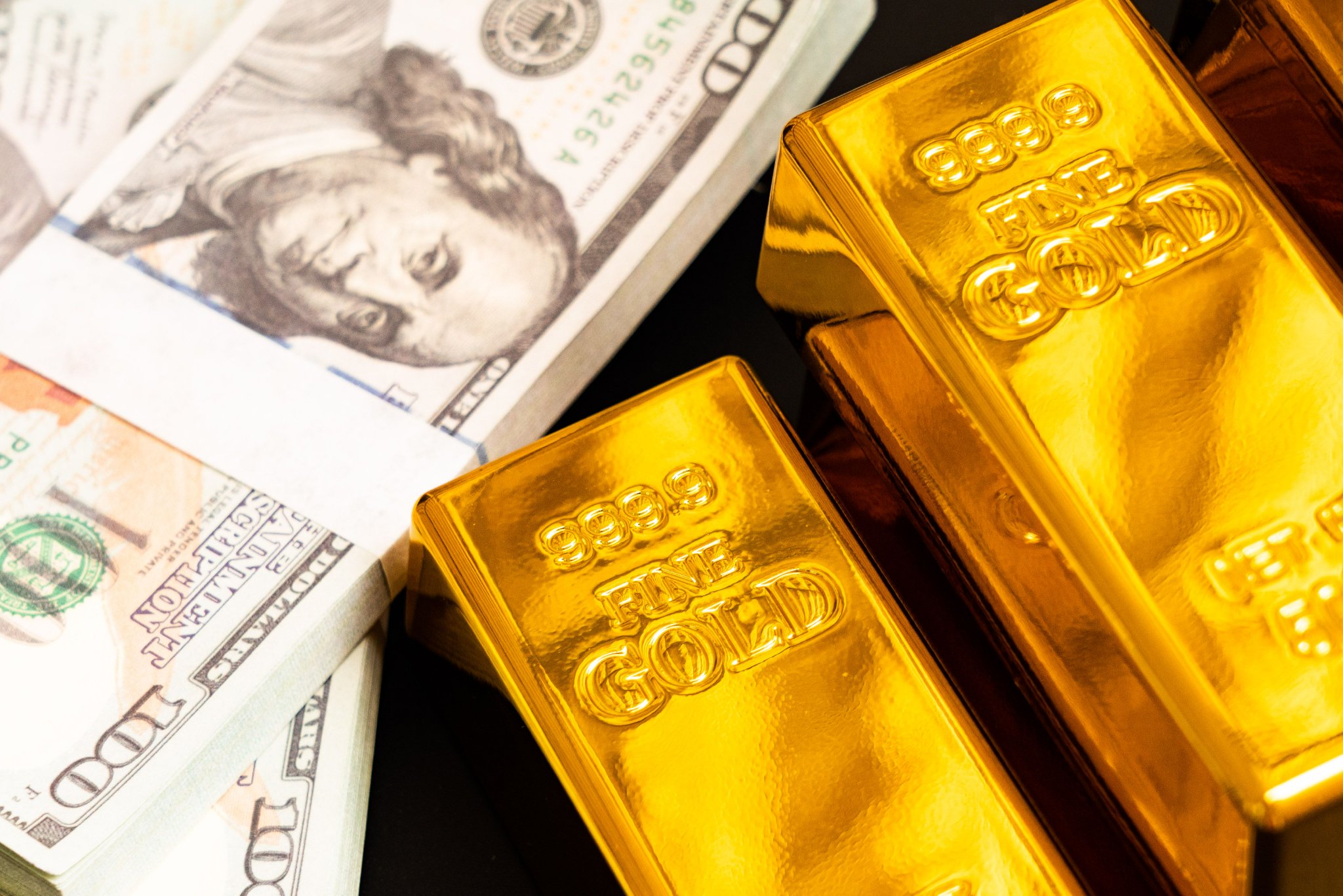 国际金价创两个多月以来新低，A股黄金板块集体大跌