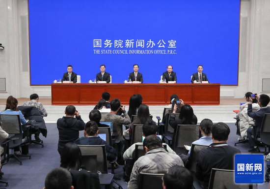 福建省委常委、常务副省长王永礼，福州市委副书记、市长吴贤德，在北京答记者问