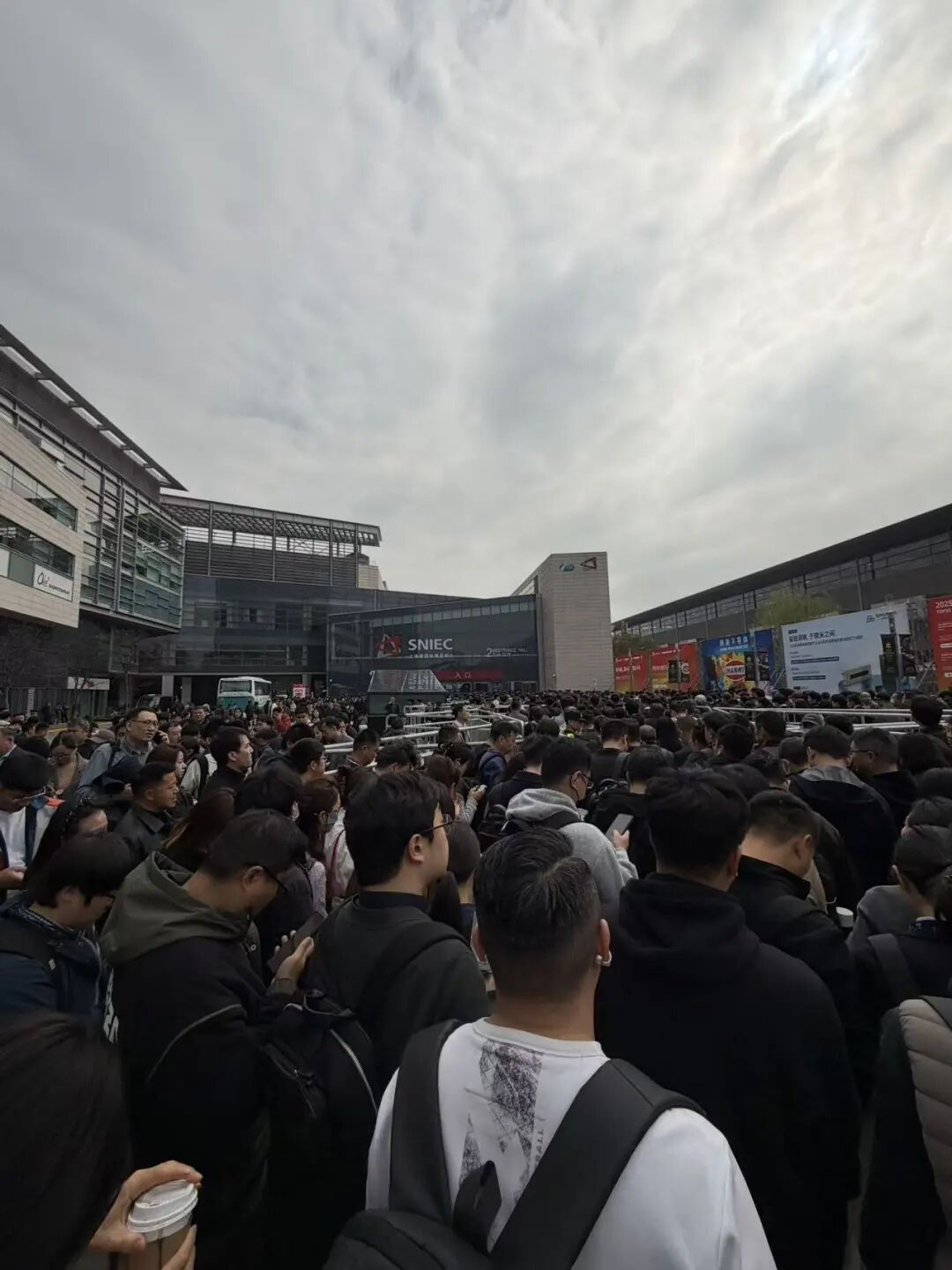 直击上海最大半导体展：中微、拓荆等科创板龙头集中发新品，新凯来缺席