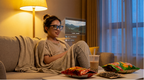 AI眼镜赛道“群雄逐鹿”,上游AR光机成行业破局关键