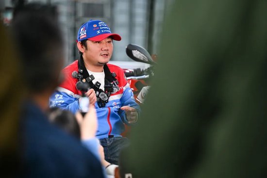 张雪机车,一战封神!雨中追车3小时的少年,近20年后站上WSBK领奖台:让中国摩托车从不屑走向平视