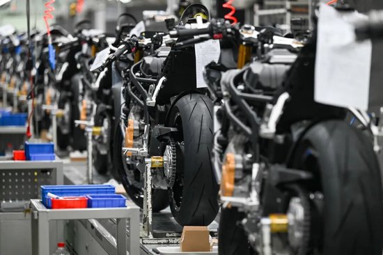 张雪机车,一战封神!雨中追车3小时的少年,近20年后站上WSBK领奖台:让中国摩托车从不屑走向平视