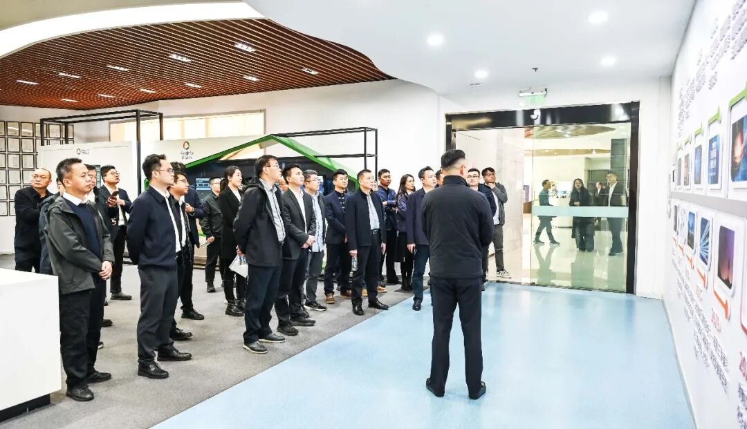 江苏铁塔代表团到访亚信科技，共商AI+5G+低空经济合作