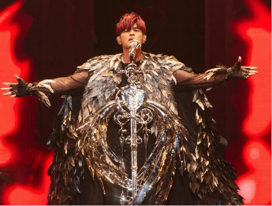 3小时只唱90分钟？周杰伦演唱会被指“严重划水”，老粉直呼避雷，巨星传奇利润暴跌202%