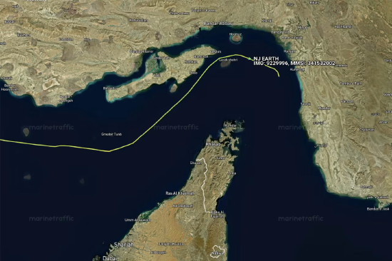 停火后已有两艘船只通过霍尔木兹海峡,但仍有数百艘被困