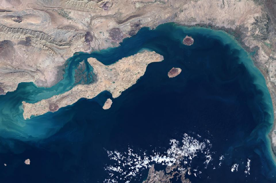 美伊停火首日现分歧:霍尔木兹海峡通行管控、加密货币收费引博弈,全球能源运输添忧