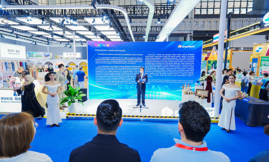 “绿地全球馆”携25款首发新品亮相第六届消博会,抢抓海南自贸港封关后首展机遇,服务高水平对外开放