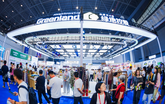 “绿地全球馆”携25款首发新品亮相第六届消博会,抢抓海南自贸港封关后首展机遇,服务高水平对外开放