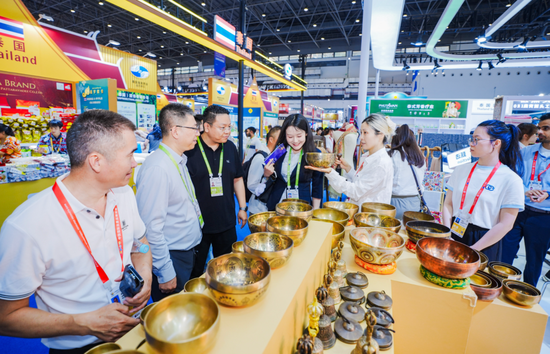 “绿地全球馆”携25款首发新品亮相第六届消博会,抢抓海南自贸港封关后首展机遇,服务高水平对外开放