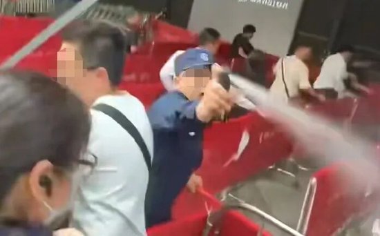 楼盘开盘遭哄抢，保安喷辣椒水，官方通报