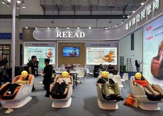 消博手记 | 打工人有救了？消博会上那张让人“抖睡”的椅子，居然是航天员同款