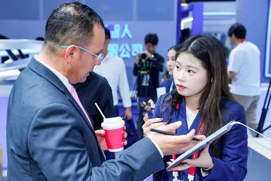 科大讯飞携AI眼镜亮相消博会，全场景AI赋能海南自贸港跨语言沟通