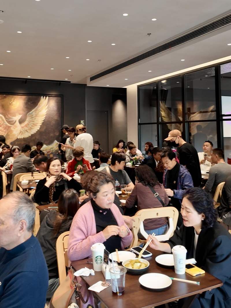 “黄牛”代排队300元/人,演员文章面馆回应:治理招数都用上了