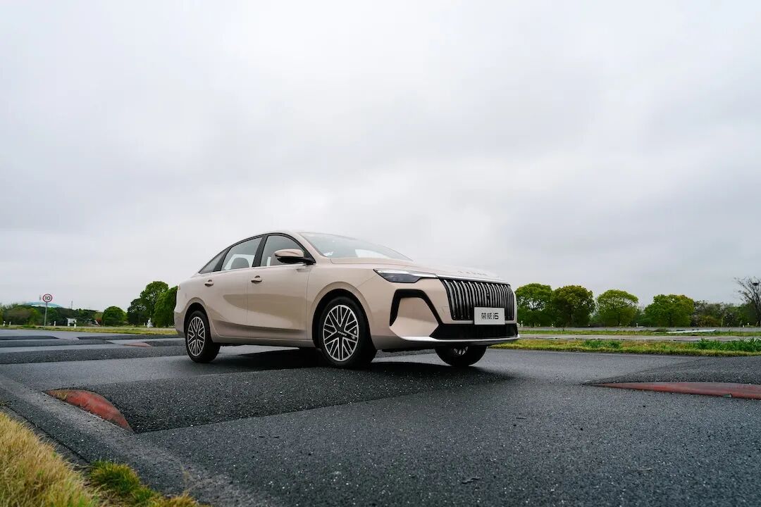 全新荣威i6在油电分水岭 充分证明成为一款国民好车的实力