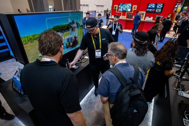 影石Luna提前亮相展会 徕卡联合研发口袋级专业双摄创作工具