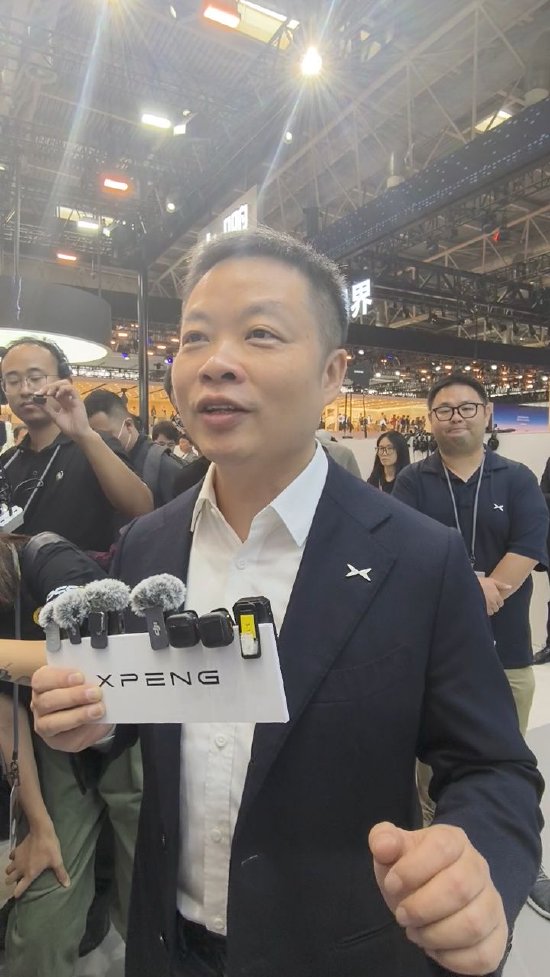 何小鹏：物理AI会改变很多人的岗位，辅助驾驶让开车变容易，机器人让大家能有更多休息时间