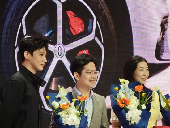 白敬亭现身问界展台，为首批问界M6车主交付