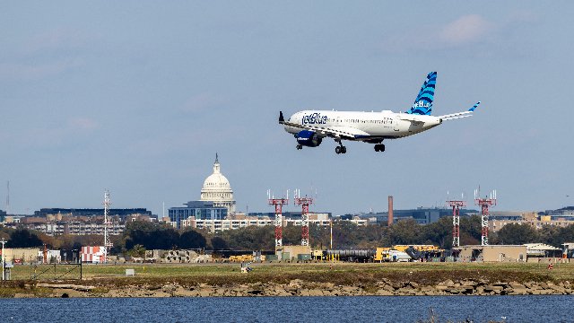 回旋镖？特朗普政府拟“输血”5亿美元救美国廉航，惹争议