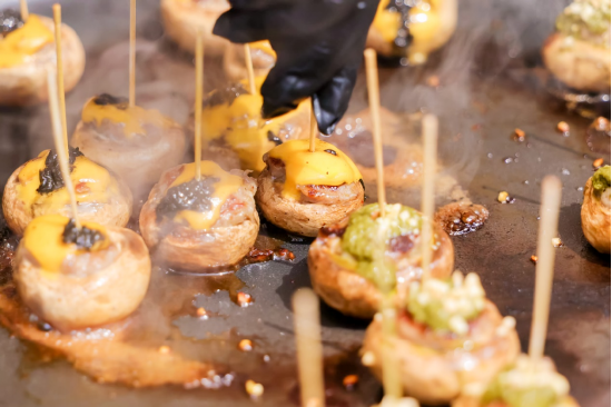 金融街嘉年华收官：机器人炒的小龙虾还没吃够，保安哥一首《海阔天空》唱哭全场